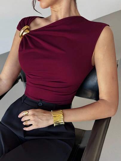 Firerie 女士休闲优雅金属装饰不对称肩部T恤，适合外出、派对等场合，秋季女装，万圣节女装，圣诞节T恤，新年派对上衣，优雅女士酒红色上衣