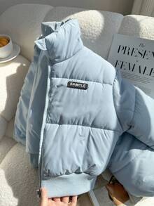 Abrigo corto casual y acolchado para niñas, de cuello alto ligero, con borde acanalado azul, fondo negro y logo blanco, adecuado para la escuela, ir y venir, compras, caminatas y salidas, se puede combinar con suéteres de manga larga y pantalones