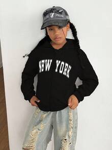 Sweetra Young 秋冬女童英文印花连帽拉链夹克 - 撞色字母印花混合街头风格，适合秋冬季的温暖针织面料，略微宽松的版型为成长提供空间，充满活力的校园和街头风格！