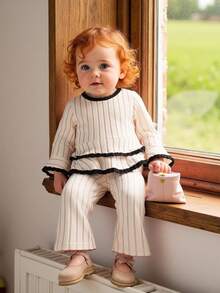 SHEIN 2 件婴幼儿休闲简约杏色宽罗纹长袖圆领上衣，带蕾丝花边，搭配杏色喇叭裤，适合春秋季日常和学校穿着