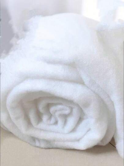 Tessuto composito di imbottitura in piuma d'oca ad alta elasticità e lavabile, adatto per abbigliamento e prodotti per la biancheria da letto. Poliestere riciclato morbido e setoso simile alla seta, utilizzato per il riempimento di capi di abbigliamento e tessuti per la casa.