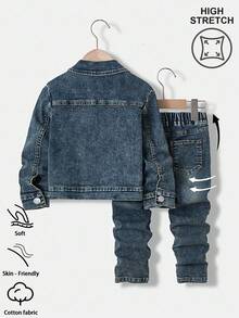 Ensemble vintage en jean délavé pour jeunes garçons, en 2 pièces, avec des détails déchirés, effilochés et usés. Veste décontractée avec poches et jean fuselé à taille élastique. Confortable et pour le port quotidien, l'école, les déplacements, les sorties, la rentrée scolaire