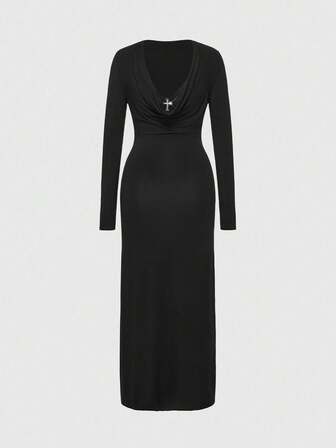 Robe longue minimaliste sexy à encolure drapée profonde et ajustée avec un soutien-gorge en dentelle assorti pour dame