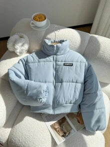 Abrigo corto casual y acolchado para niñas, de cuello alto ligero, con borde acanalado azul, fondo negro y logo blanco, adecuado para la escuela, ir y venir, compras, caminatas y salidas, se puede combinar con suéteres de manga larga y pantalones