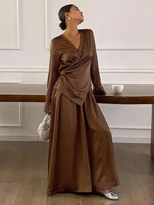 Livesso 女士缎面两件套设计套装，秋冬新款女士家居服套装 - 咖啡棕 - 查看 1