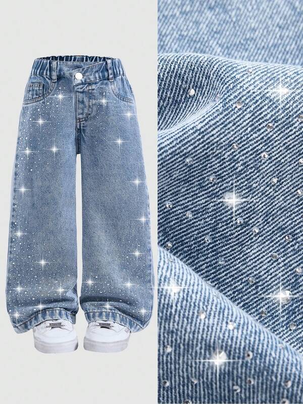 SHEIN Calça jeans para meninas, lavagem média, azul, estilo casual de rua, férias, design Y2K, cintura elástica assimétrica, bolsos básicos, decoração com botões de pressão, enfeite de strass, perna reta solta, jeans de algodão macio, não estica, adequada para uso diário, deslocamento, passeio, festa, outono/inverno, novidade