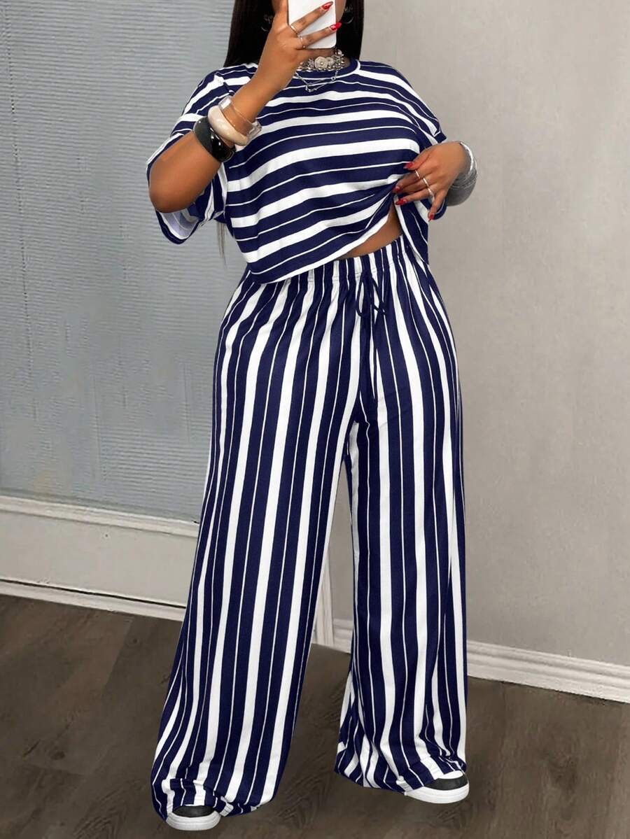 Slaydiva 春夏新品，休闲日常穿搭及居家服，黑白条纹印花，宽松落肩短袖露脐上衣搭配超长阔腿裤，女士加大码两件套 - 藏蓝色 - 查看 1