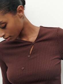 Nöista 深棕色罗纹针织上衣，带有不对称斜襟、斜下摆和喇叭袖；弹性贴身设计在秋季和初冬提供精致的都市通勤外观，并适合晚上的万圣节或节日圣诞节/新年计划。 - 咖啡棕 - 查看 4