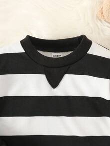 SHEIN 男婴三件套服装，包括条纹套头卫衣、绗缝背心和休闲运动裤，适合6个月至3岁男婴秋冬季穿着。这款男婴冬季套装包含男婴服装、男婴休闲套装、运动服等，舒适百搭。此外，还有男婴绗缝背心外套、黑白条纹秋季套装等。 - 黑與白 - 查看 5