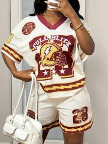 Slaydiva 2025新款夏季休闲街头运动风音乐季机车风23数字蜘蛛网复古图案全身印花V领短袖宽松T恤+宽松短裤大网眼针织杏色拼酒红色23号橄榄球闪电印花女士两件套-A - 杏色 - 查看 7