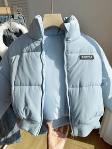 Abrigo corto casual y acolchado para niñas, de cuello alto ligero, con borde acanalado azul, fondo negro y logo blanco, adecuado para la escuela, ir y venir, compras, caminatas y salidas, se puede combinar con suéteres de manga larga y pantalones