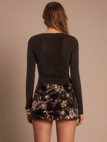 SHEIN Glamour SHEIN Glamour Women's Fashion Black Solid Color Simple Casual Temperament Sexy Elegant Twisted Hollow Design Long Sleeve Tight Knit Versatile Top And Velvet Black Sequined Flower Heavy Embroidery New Chinese Style Chinese Style Retro Mid-Low Waist Mini Skirt Women's Two-Piece Setcropped Femininoハロウィンblack Skirtensemble Femmetopsnavidadconjuntosshort FemininoセットアップjumpersWomen At Workvintage Two-Piece Settrendy Basic AuStreetwearSequinDressAncient Florals