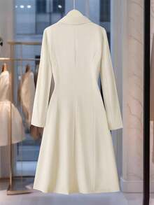 GlowEve 女士杏色通勤优雅翻领金色 3D 花朵金属手工缝制褶皱腰 A 字长袖连衣裙 - 杏色 - 查看 2