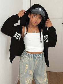 Sweetra Young 秋冬女童英文印花连帽拉链夹克 - 撞色字母印花混合街头风格，适合秋冬季的温暖针织面料，略微宽松的版型为成长提供空间，充满活力的校园和街头风格！