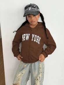 Sweetra Young 秋冬女童英文印花连帽拉链外套 - 撞色字母印花混搭街头风，适合秋冬的温暖针织面料，略微宽松的版型适合成长，将校园女孩转变为活力少女！ - 咖啡棕 - 查看 4