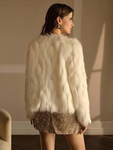 MOTF PREMIUM 优雅人造珍珠和水钻花朵装饰奢华人造皮草夹克 - 白色 - 查看 3