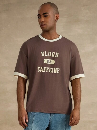 STYNVO Áo thun nam tay ngắn cổ tròn trễ vai viền tương phản họa tiết chữ thường ngày, mùa hè