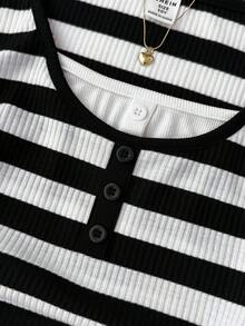 青少年女孩条纹罗纹撞色二合一纽扣腰部褶皱针织弹力长袖圆领 T 恤，休闲、居家、返校季