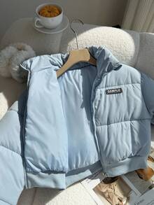 Abrigo corto casual y acolchado para niñas, de cuello alto ligero, con borde acanalado azul, fondo negro y logo blanco, adecuado para la escuela, ir y venir, compras, caminatas y salidas, se puede combinar con suéteres de manga larga y pantalones