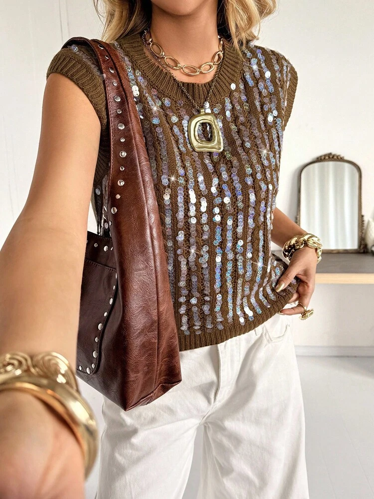 Siren Gaze Nuovi arrivi autunno 2025! Gilet lavorato a maglia con collo tondo, in colore marrone tinta unita, decorato con paillettes. Abbraccia lo stile "old money". Ideale per l'ufficio e il business casual, adatto per insegnanti, pendolari, uso quotidiano e uscite in città. Un must-have per l'autunno, perfetto per look versatili e come outfit da invitata a matrimoni autunnali.