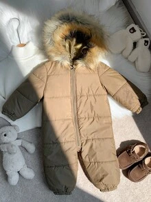 SHEIN 男婴保暖连帽连体衣，带人造毛领，绿色长袖连体衣，保暖舒适，适合室内、室外、滑雪、日常穿着、运动、玩耍、派对街头装、节日、万圣节、圣诞节、新年等秋冬季穿着。男婴冬季服装，男婴连帽绗缝连脚滑雪服。 - 軍綠色 - 查看 4