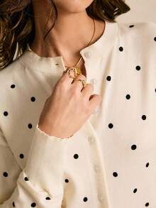 Poéselle Weiße Polka-Punkt Knopf-Strickjacke - Vintage-inspirierter Strickpullover, Damen lässige Polka-Punkt Muster Drop-Shoulder Knopf-Vorderseite Strickjacke, Herbst, Knopf-Strickoberteil, französischer Mädchen-Stil, Kapselgarderobe Essentials, Herbst-Pullover Creme Strickjacke, minimalistisch chic, Winter Polka-Punkt Strickjacke - Weiss - Übersicht 3