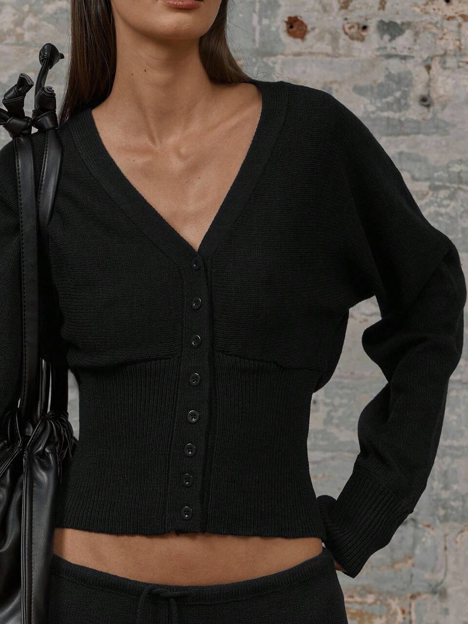 Schwarzer Strick-Cardigan mit V-Ausschnitt, Knöpfen, gerippter Taille und eng anliegenden Bündchen