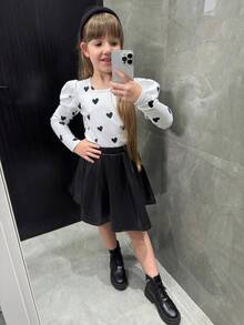 2件組 青少年女孩優雅黑白愛心印花泡泡袖T恤＋百褶PU皮革裙，可愛秋季家庭套裝 - 黑與白 - 查看 4