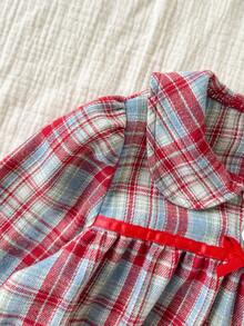SHEIN Vintaside Kids 紅色秋季家庭套裝女童格紋洋裝，英倫風彼得潘領長袖睡衣，柔軟梭織泡泡袖荷葉邊裝飾蝴蝶結設計 - 紅色 - 查看 8