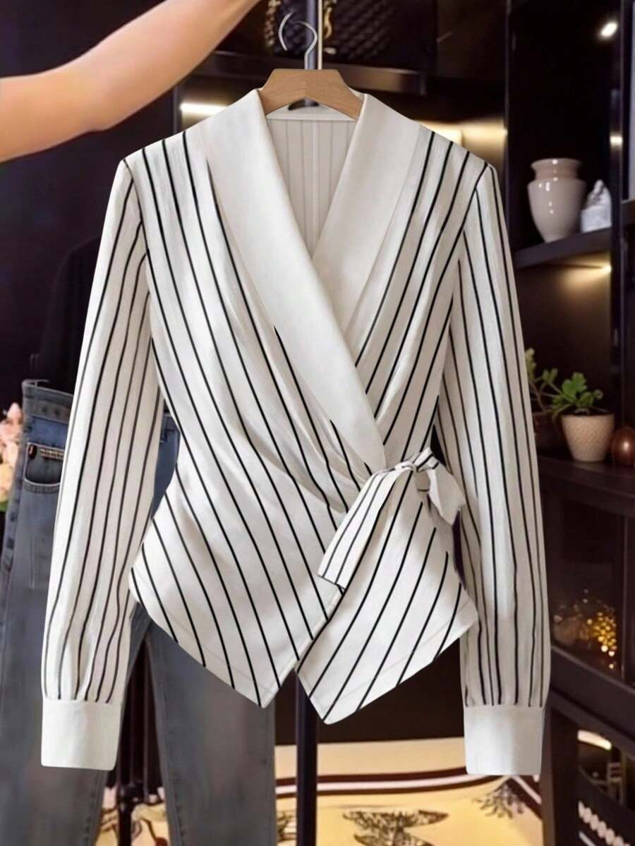 SHEIN Franclia 女士披肩领长袖侧系腰条纹优雅夹克 - 黑與白 - 查看 1