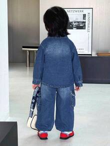 SHEIN 2件套小男孩蓝色牛仔翻领长袖衬衫和宽松卷边裤套装 - 深色水洗藍 - 查看 3