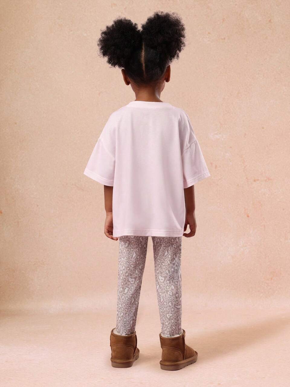 Camiseta oversized com leggings estampadas de leopardo