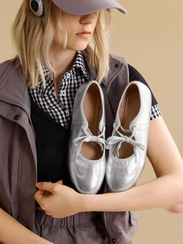 CUCCOO EASI 女性用シルバーメタリック調レースアップメリージェーンフラットシューズ、ファッショナブルで快適