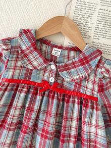 SHEIN Vintaside Kids 紅色秋季家庭套裝女童格紋洋裝，英倫風彼得潘領長袖睡衣，柔軟梭織泡泡袖荷葉邊裝飾蝴蝶結設計 - 紅色 - 查看 4