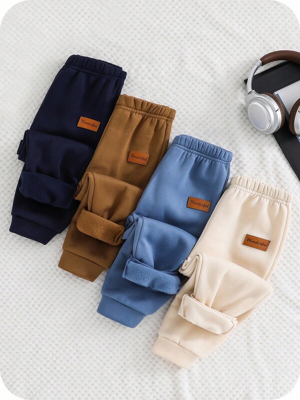 SHEIN 4-częściowy zestaw młodzieżowy dla chłopców, wygodny, modny, prosty i praktyczny, dopasowujący się do każdego stroju, z dekoracją Zhangzai, miękki, wygodny, gruby, spodnie, zestaw szkolny dla chłopców, pasujące do rodziny, na przyjęcie urodzinowe, odpowiedni do codziennego życia, odpowiedni do szkoły, odpowiedni do podróży, odpowiedni do uprawiania sportu, odpowiedni na jesień i zimę