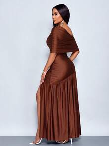 SOLERSUN 春夏女装性感派对休闲度假棕色亮面面料单肩聚拢露肩领前开衩褶边针织长裙 - 咖啡棕 - 查看 2