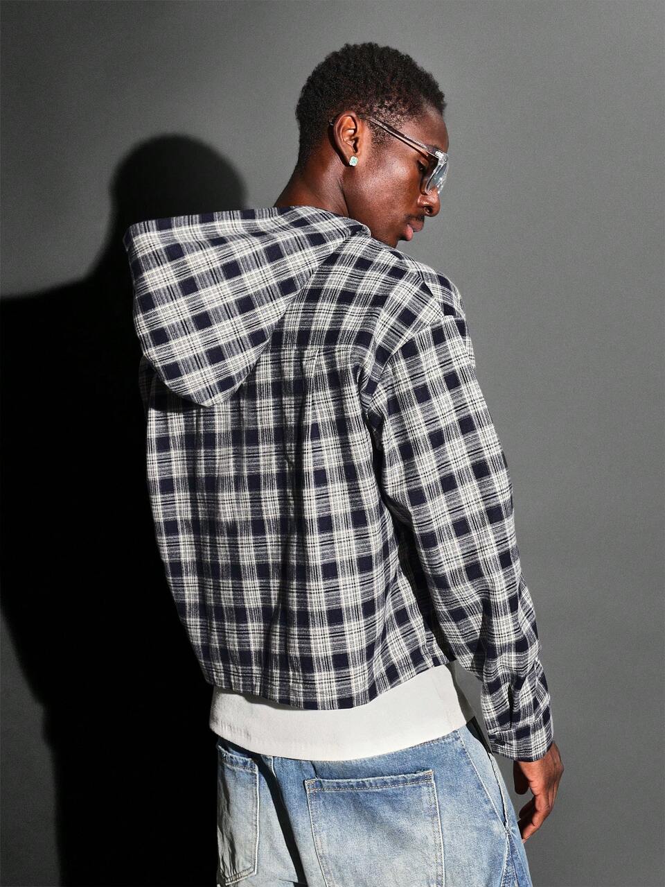 Camisa con capucha de franela a cuadros con estampado de texto