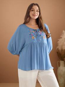 Rosumi Camisa con bordado floral y nudo delantero, para uso casual de vacaciones en tallas grandes - Azul - Ver 4