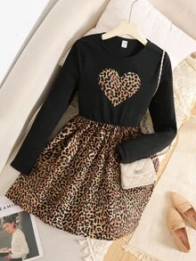 SHEIN Váy len dệt kim cổ tròn tay dài họa tiết da báo và miếng vá hình trái tim cho bé gái tuổi teen mùa thu/đông với viền xếp nếp, thích hợp cho Halloween, Giáng sinh, kỳ nghỉ, váy vá da báo thanh lịch cổ điển - màu đen - Xem 3