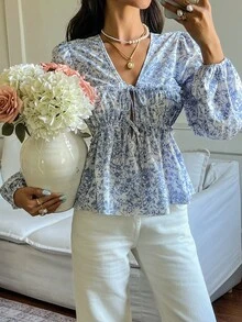 Serisse Áo sơ mi nữ in hoa thanh lịch buộc phía trước thu đông 2025, áo sơ mi in sứ xanh trắng, áo buộc phía trước, áo sơ mi viền bèo nhún, phù hợp để đi làm và đi làm, áo cánh xếp ly, xuân/thu, áo xanh trắng, áo sơ mi xanh trắng, áo cánh thanh lịch, áo cánh kín đáo, áo cánh công sở nữ thường ngày, áo sơ mi lễ tạ ơn, thời trang và đa năng, năm mới, giáng sinh cho nữ, mùa thu và đông ấm cúng cho nữ, phong cách Pháp, bữa nửa buổi, đi làm, văn phòng, tối giản, thanh lịch, cổ điển, hoàn hảo cho cuộc sống hàng ngày, phong cách thời trang Pháp - Xanh và trắng - Xem 4