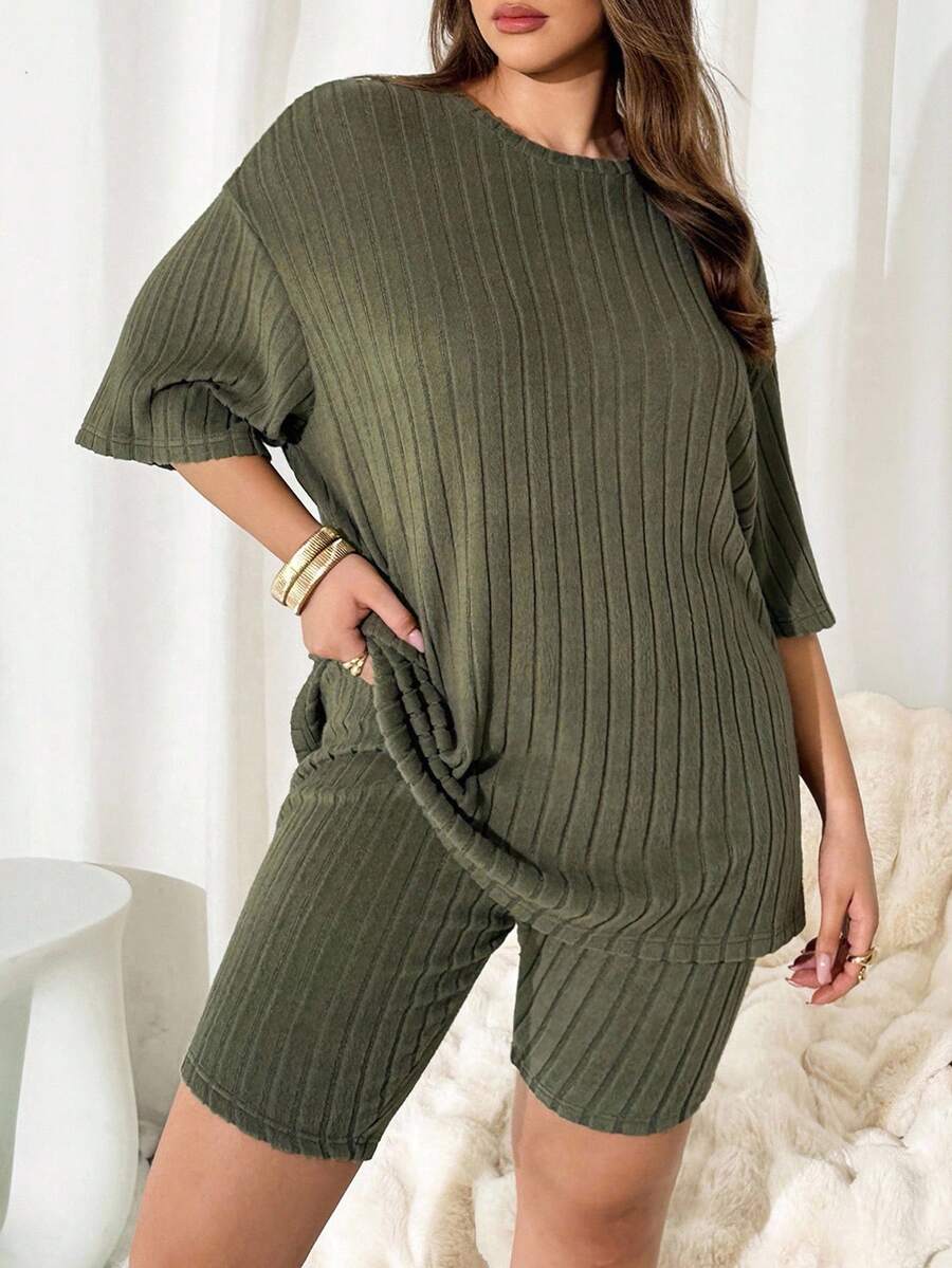 SHEIN Essnce Conjunto de dos piezas de camiseta holgada de manga corta y pantalones cortos de motocicleta en color verde cálido, para mujer talla grande, de estilo casual y cómodo para primavera y otoño, ideal para uso diario, en casa o en el aeropuerto