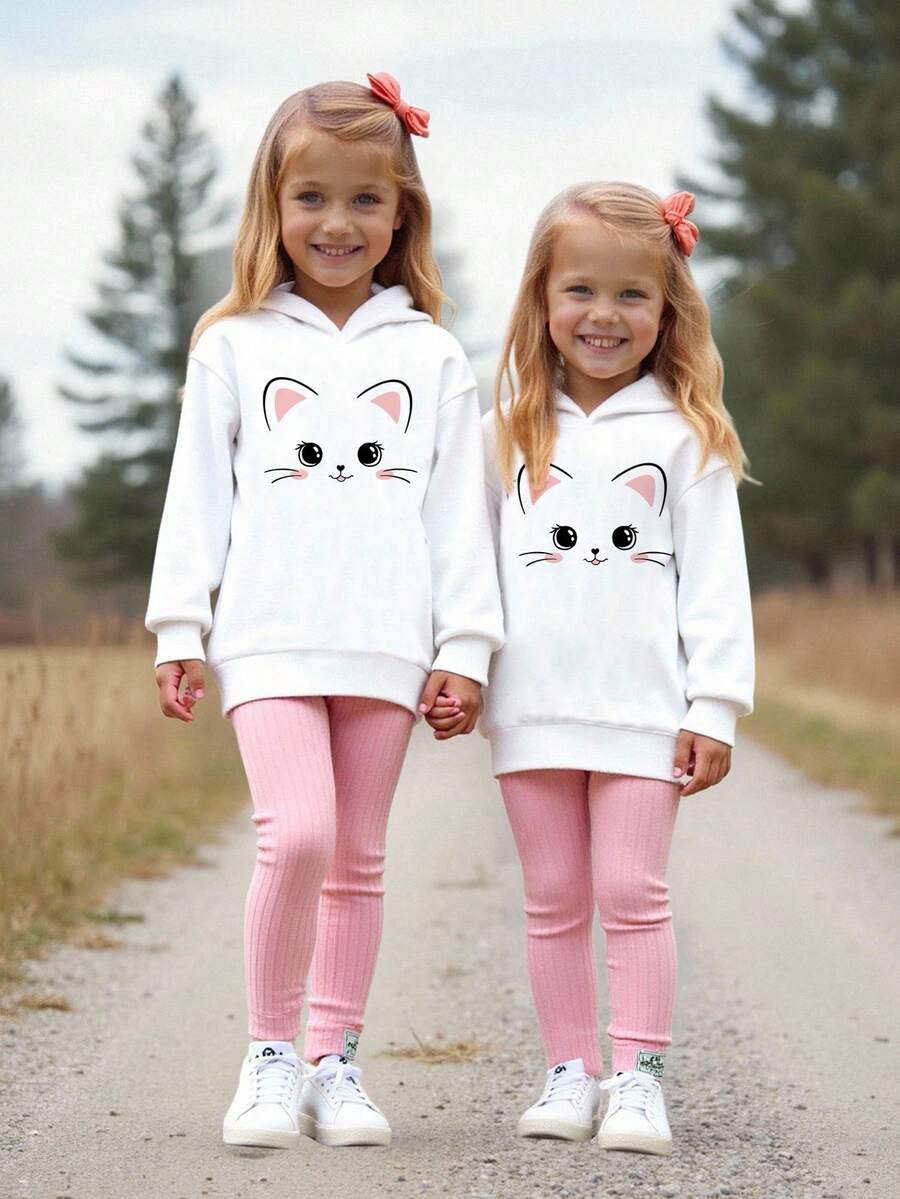 SHEIN Baby Mädchen Herbst/Winter, süßes Cartoon-Muster, Kapuzenpullover mit elastischem Bund und langen Hosen, Set – perfekt für Freizeit, Alltag und Schule im Herbst und Winter, warme und bequeme lange Ärmel, ideal für Freizeit, Alltag und Schule im Herbst und Winter, süße Kleidung, Kinder-Sweatshirt-Set, Mädchenkleidung mit Katzen, Zwillingsmädchenkleidung, passendes Mädchen-Outfit - Verschiedenfarbig - Übersicht 1