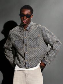 SUMWON 棉质牛仔夹克纹理宽松版型正面纽扣细节针脚印花经典风格过渡季节轻质休闲街头服饰秋春外套