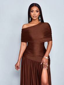 SOLERSUN 春夏女装性感派对休闲度假棕色亮面面料单肩聚拢露肩领前开衩褶边针织长裙 - 咖啡棕 - 查看 6