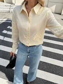 SHEIN Frenchy Damen Französischer Lässig Pendler einfarbige 3D Blumen Creme Bluse, elegante westliche Knopfleiste Bluse, Stickerei Design, Herbst für Frauen, Heimkehr, Ausgehen Oberteile Damen, Date Night, Hochzeitsgast, Business Lässig, Old Money Stil, Nationalfeiertag, Neujahr, Thanksgiving Shirt Winter - Aprikosenfarben - Übersicht 3