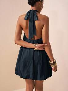 Zivah 2025 春夏新品 音乐节、复活节、圣帕特里克节、西部风、游牧风、生日派对、毕业典礼、学院风、学生风、日常休闲、基本百搭、休闲、邮轮旅行、海滩、日光浴、网络热播、街头服饰、婚礼宾客波西米亚风、通勤、早午餐、机场 杏色挂脖扭花蕾连衣裙、纹理褶皱面料、短款 A 字露背连衣裙 - 藏蓝色 - 查看 2