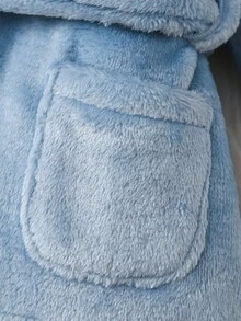 Áo choàng hở phía trước bằng vải nỉ dệt kim dễ thương cho trẻ sơ sinh, màu trơn, có mũ trùm đầu, có tai 3D, tay dài, mặt trước thêu chữ 2 bên, 2 túi, có thắt lưng, đồ mặc nhà mềm mại và thoải mái - Màu xanh lam - Xem 7