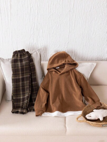 ملابس علوية هوديي أحادية الجانب من الفرو الناعم بلون كامل بني فاتح مع حاشية بيضاء، أكمام طويلة، مقترنة بسروال منسوج مربعات بني وأخضر، طقم كاجوال فضفاض من قطعتين للأولاد للارتداء المنزلي