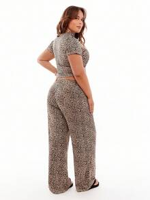 Solavibe Set de pantalones y camiseta estampados de leopardo plisados de talla grande y ajuste retro - Marrón - Ver 2