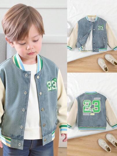 幼儿男孩复古街头风格棒球夹克，复古运动休闲学院风，正面刺绣绿色数字 23 和棒球，背面大号数字 23 和白色文字印花，蓝绿撞色罗纹领，经典牛仔色块，适合日常休闲穿着